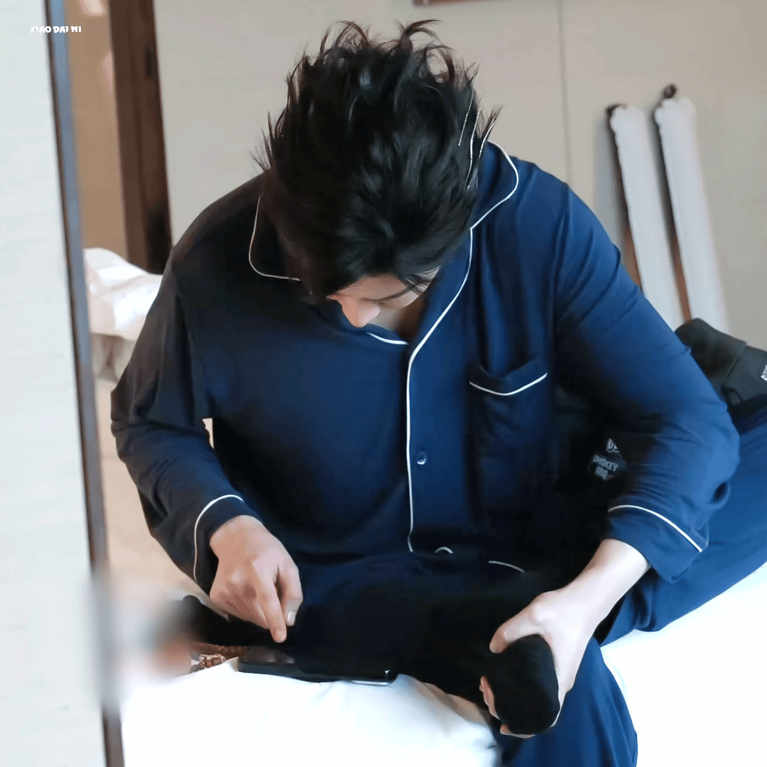 一个手指头划拉手机。不知道的人还以为我们玉米酒的大个儿才刚会玩手机[哈哈][哈哈