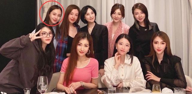 AngelaBaby、侯佩岑参加上流名媛圈的聚会，一个稳占C位，一个却只能站在角