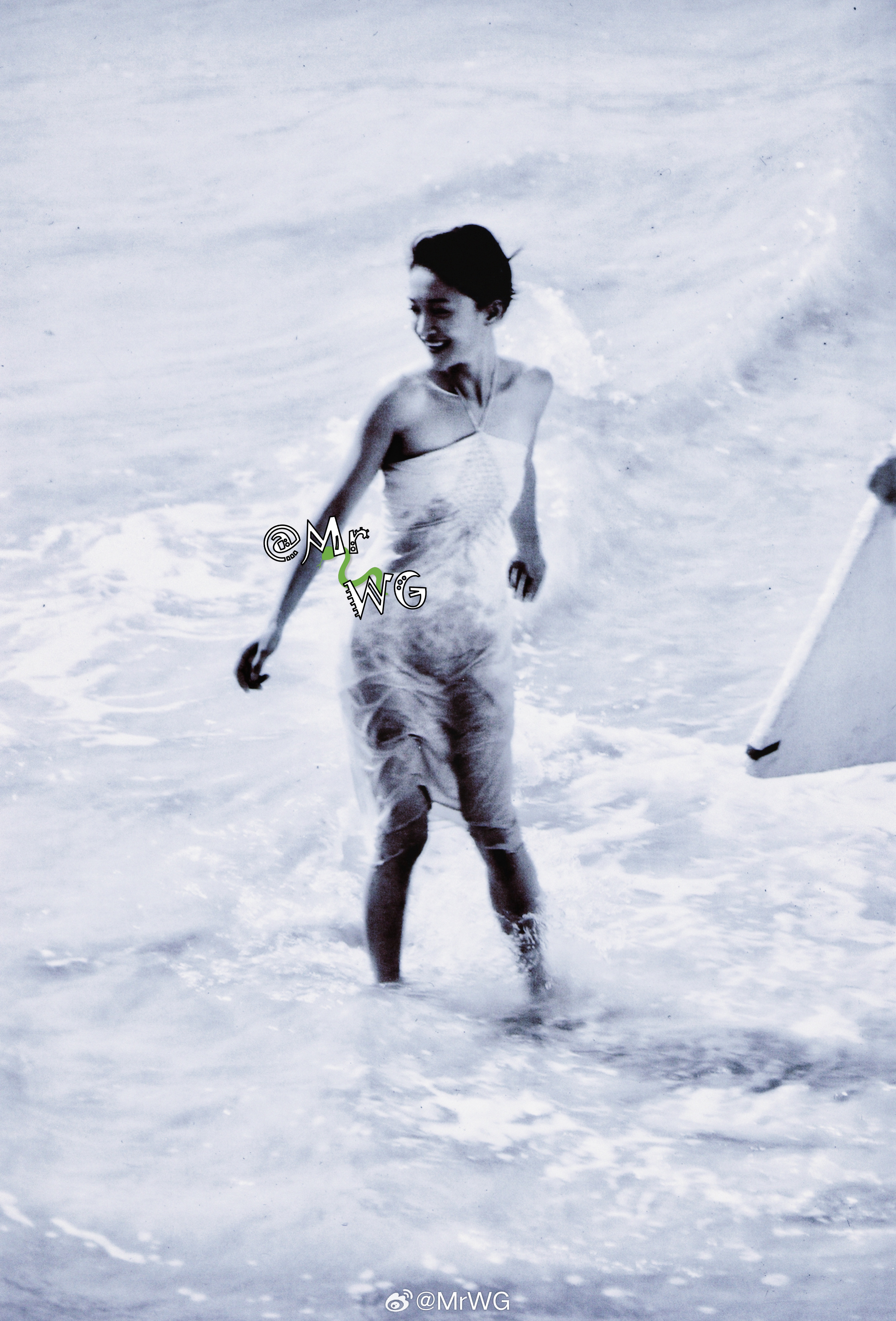 周迅独家扫描 一身清灵，烂漫可爱，踩起浪花，她是海的温柔与热烈🌊——海边的周迅