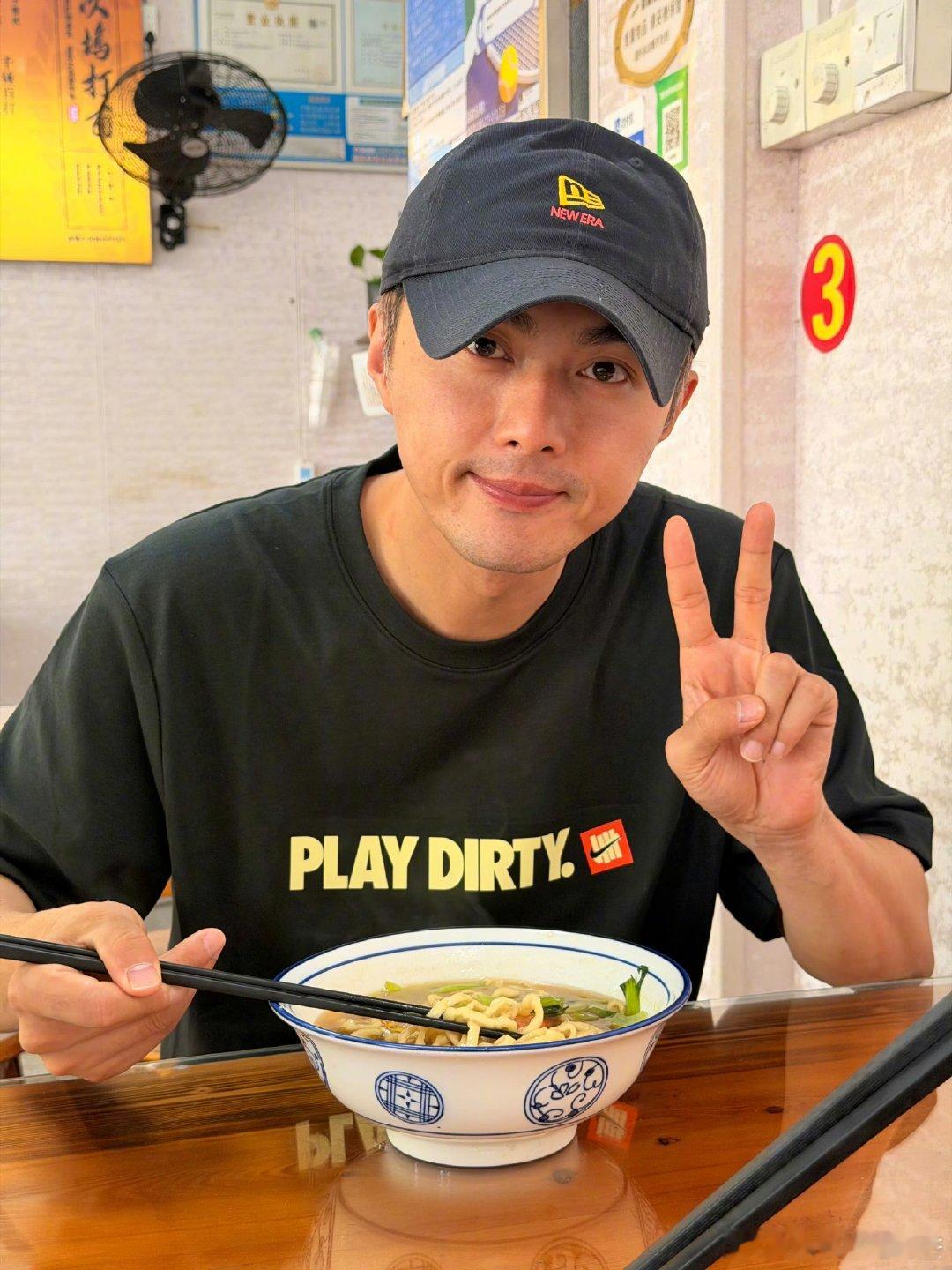 叶祖新说鱼刺今早已成功取出叶祖新叮嘱大家吃鱼一定不能心急吓我一跳，还好取出来了！