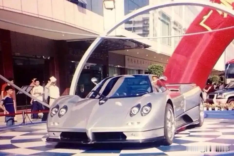 24年过去了，这辆帕加尼又回到了广东
图一是2002年他在广州车展的模样，与这辆