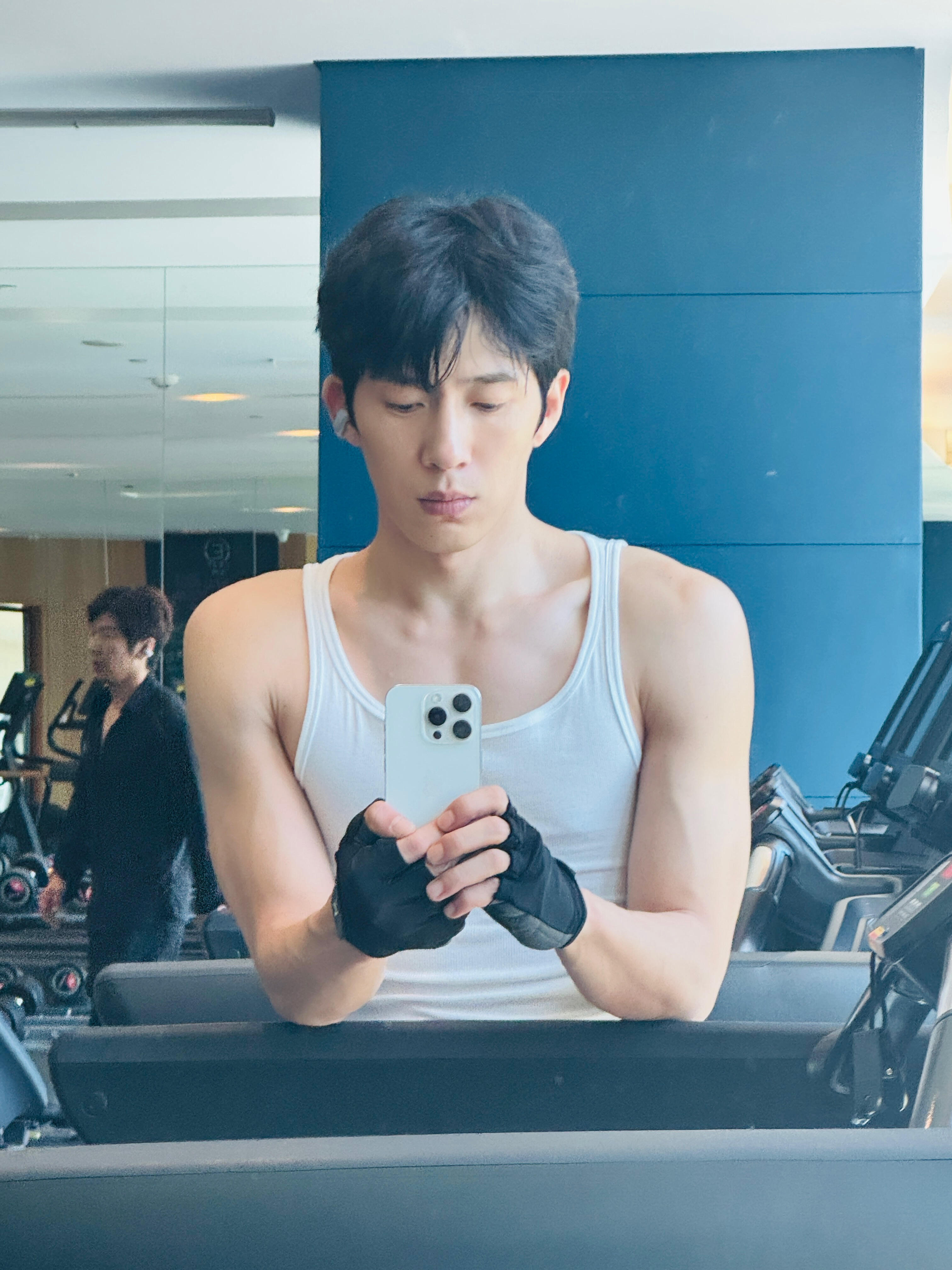 井柏然/明星壁纸/明星壁纸/壁纸推荐/锁屏壁纸因为我喜欢你，所以我希望你被簇拥包