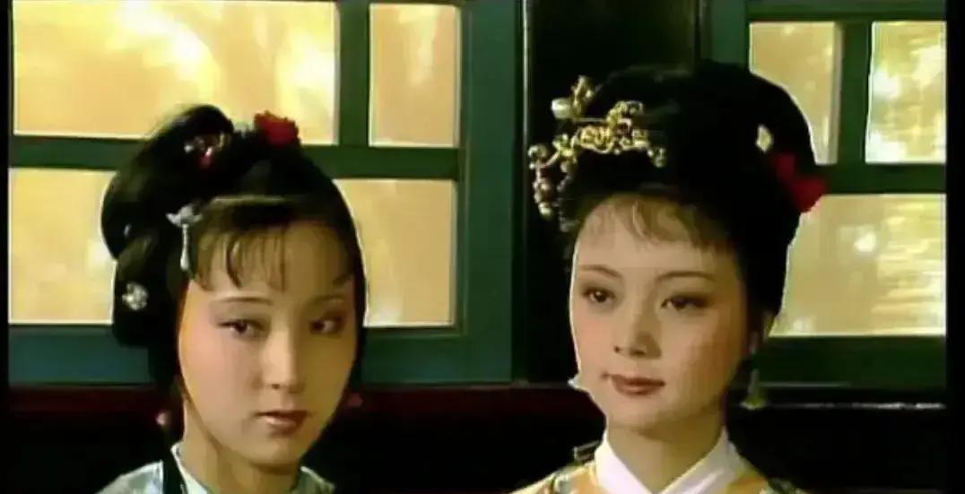 王扶林亲口承认的。
当年片场，他盯着监视器，心里咯噔一下。
张莉的薛宝钗，太漂亮