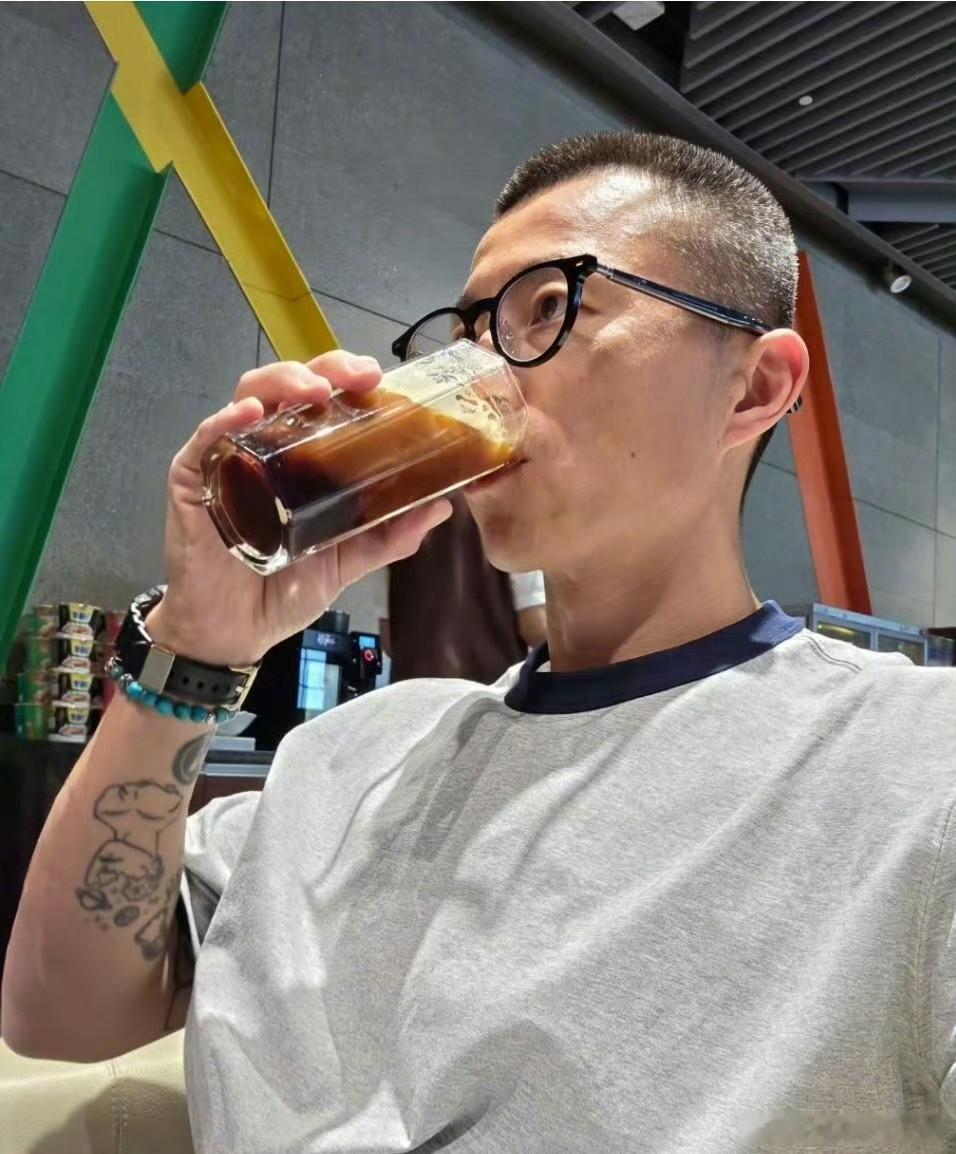 陈震回应被全平台禁言大概率是因为阴阳某车企的事儿，不过作为公众人物千万别靠自己的