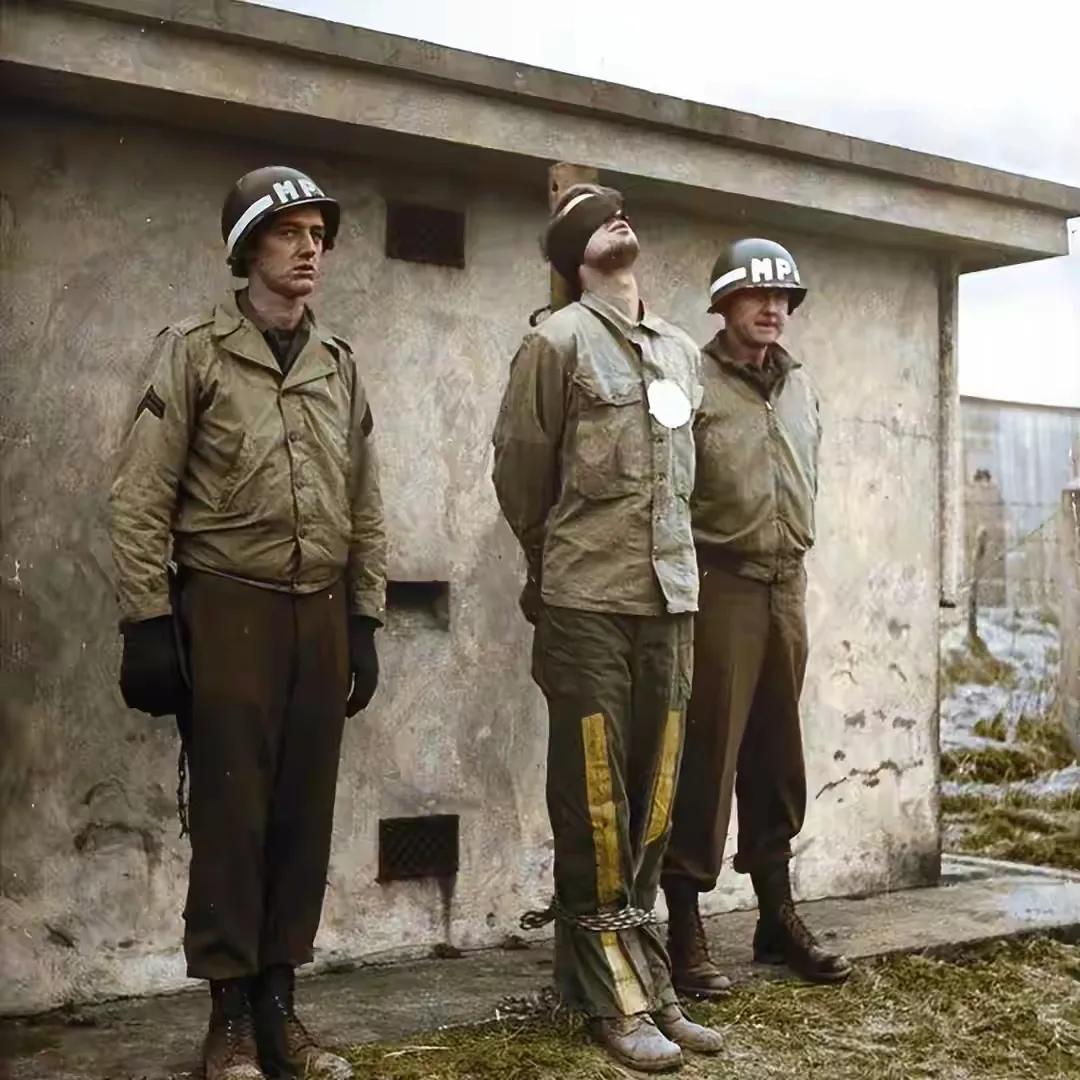1944年，一名穿美军制服的德国战俘，即将被美军枪毙。别觉得这是不讲理，因为他穿