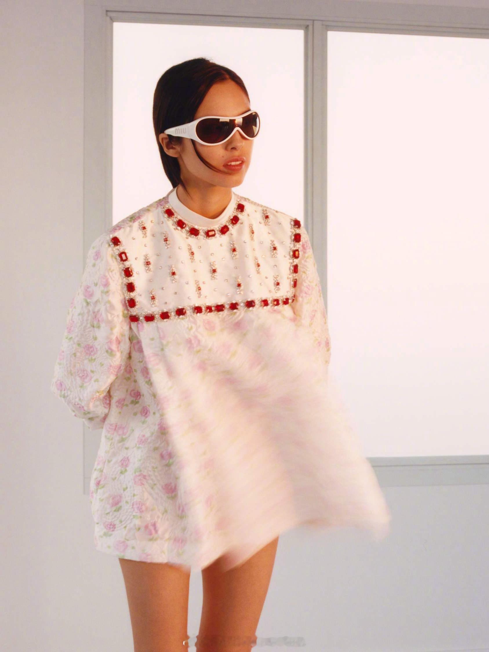 李庚希携手娅娅Olivia Rodrigo共同出镜MIU MIU 2026春夏系