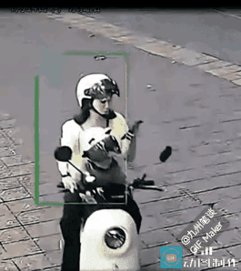 宝妈骑电动车，连环错撞车又撞孩子！
第一次错：骑电动车看手机，导致转弯摔倒。
第
