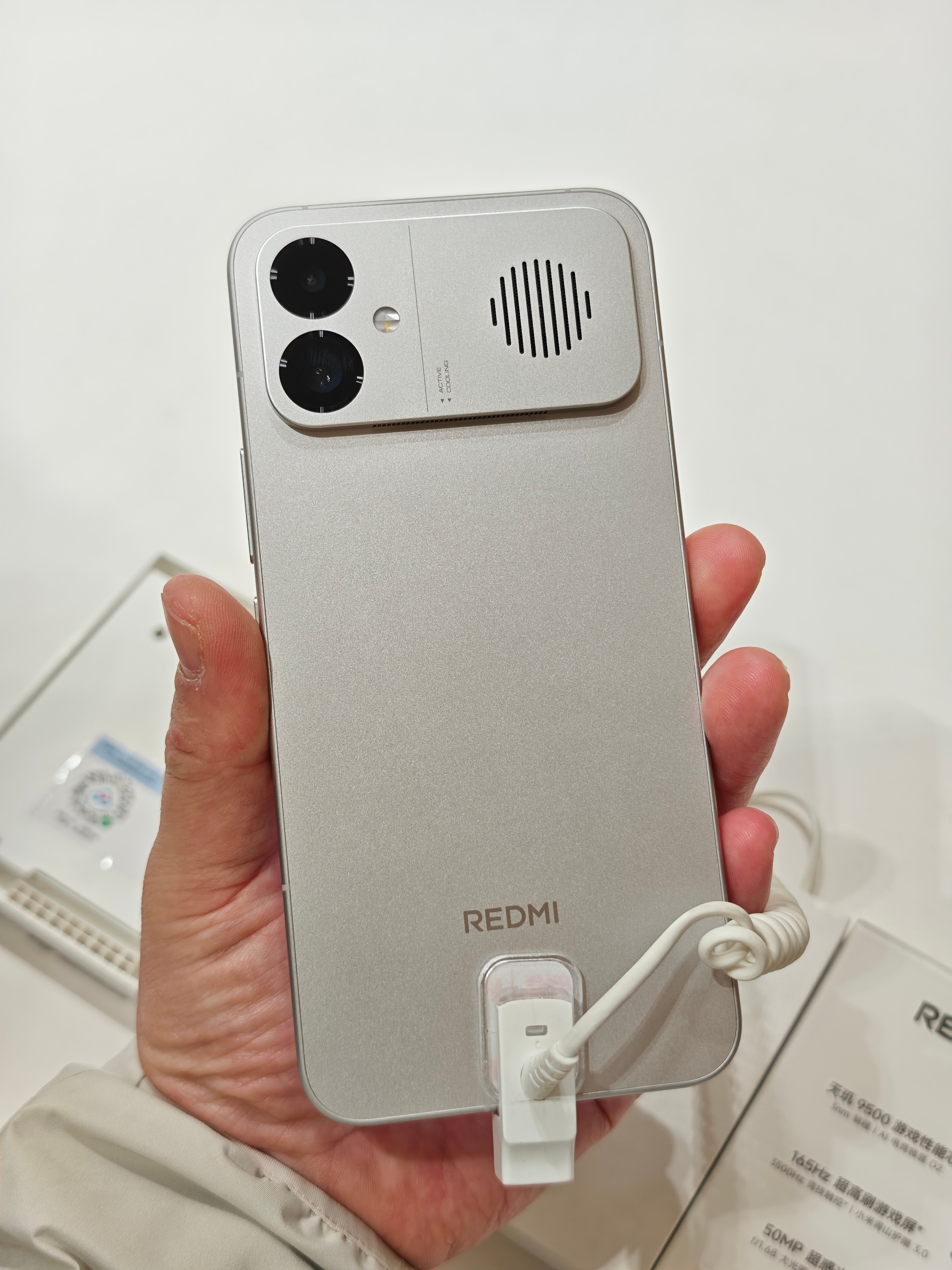 第一时间杀到小米之家看K90 Max了，这个钛金属真不错 