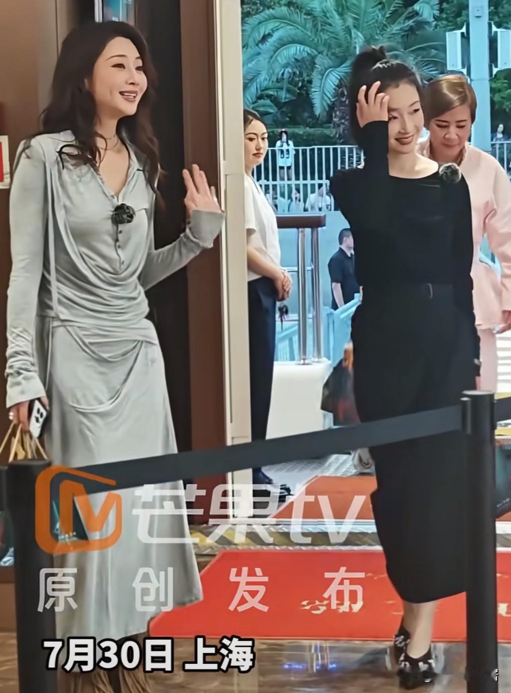 果然长期健身的人气质就是不一样，你看殷桃周冬雨和吴君如一对比，殷桃的气质真的是绝