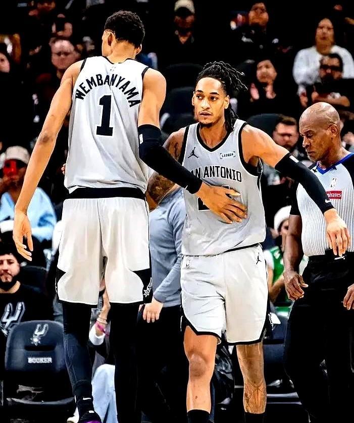 卫冕冠军，正在被一支重建球队当教学案例研究。
雷霆的挡拆战术，被马刺的无限换防彻