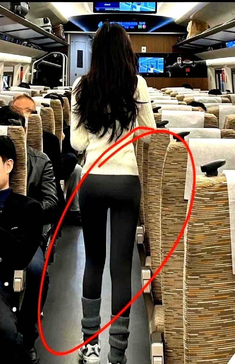 高铁上那条裤子勒得慌
 
一上车我就看见她，鲨鱼裤把臀线勒得跟地图等高线似的。过