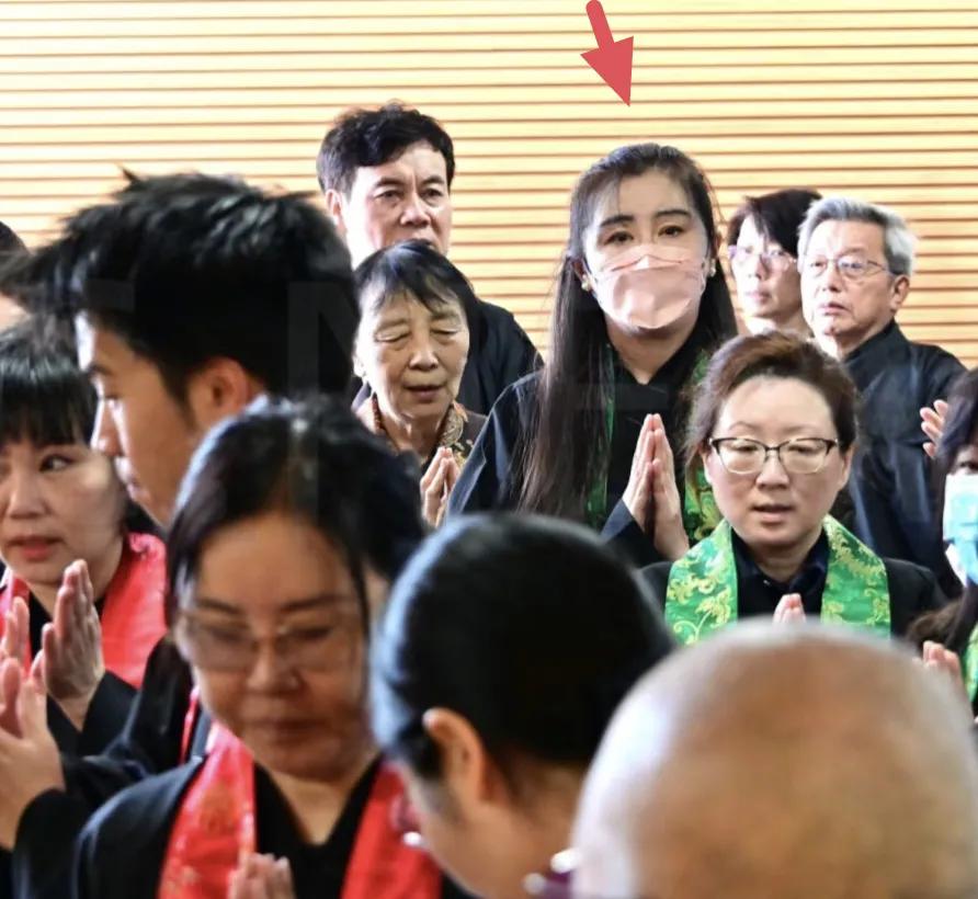 王祖贤罕见露面参加法会活动，她现在潜心修佛，无欲无求，连身材都不管理了，对外表不
