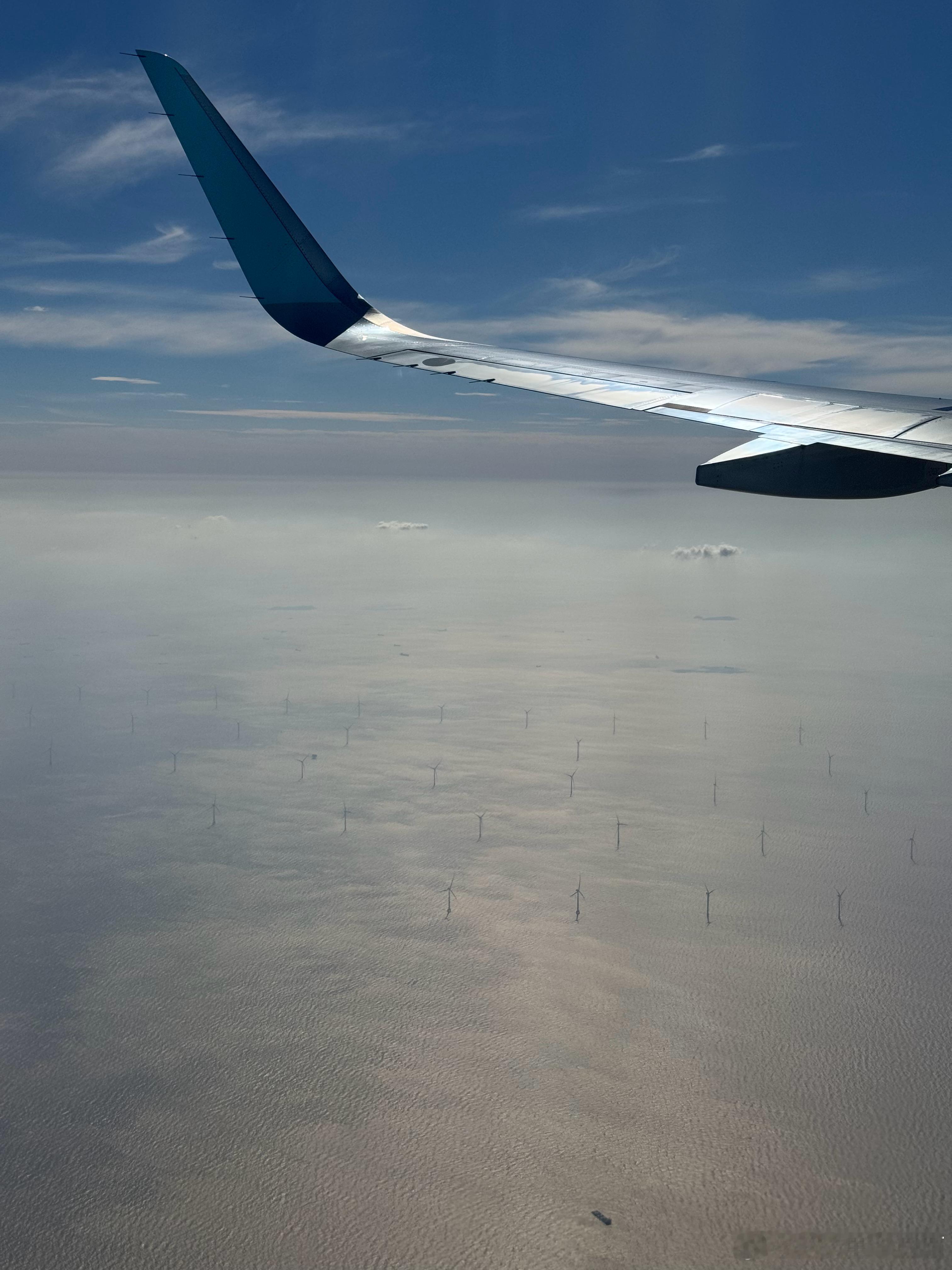 前天飞机下落的时候飞机在低空飞了好久久到我感觉到有点怕它掉下去忍不住拿出手机想拍