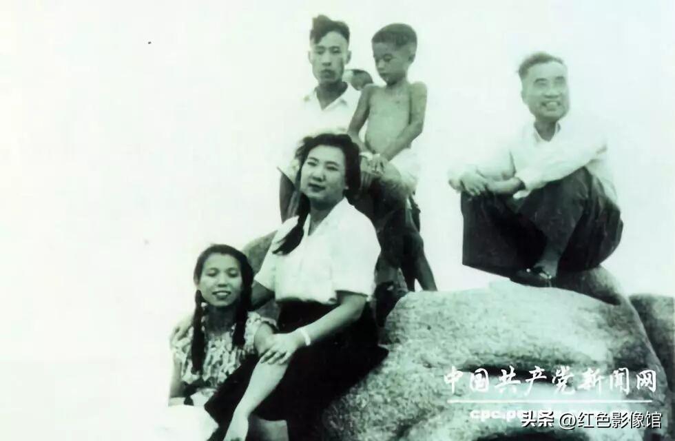1950年，朱德一家在北戴河海滨。