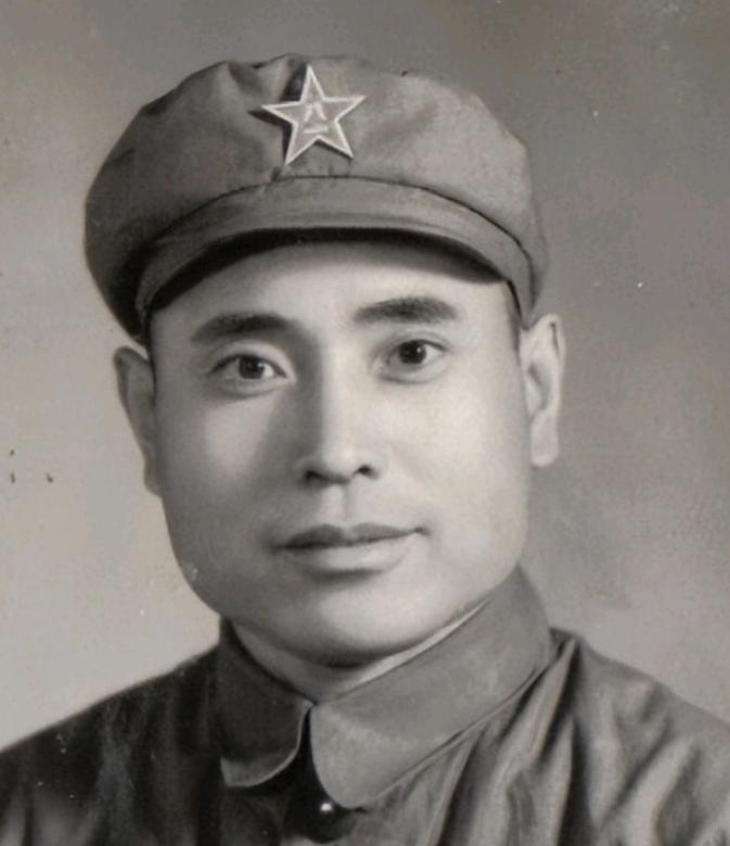 1979年深秋，北京八宝山革命公墓，一场告别仪式让工作人员一时没反应过来。

逝