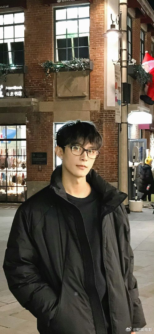 邓凯唱歌不假唱不怯场不好听邓凯这么帅的一张脸，不会都是用声音换来的吧，不假唱、不