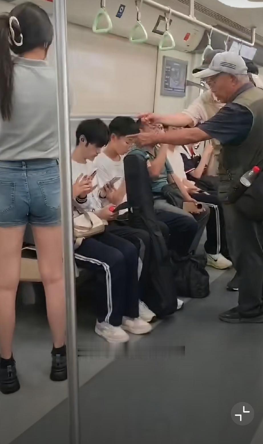 地铁上，一名大爷指责女孩坐在爱心专座上没素质。同行女孩立刻反驳，提醒大爷不要用手