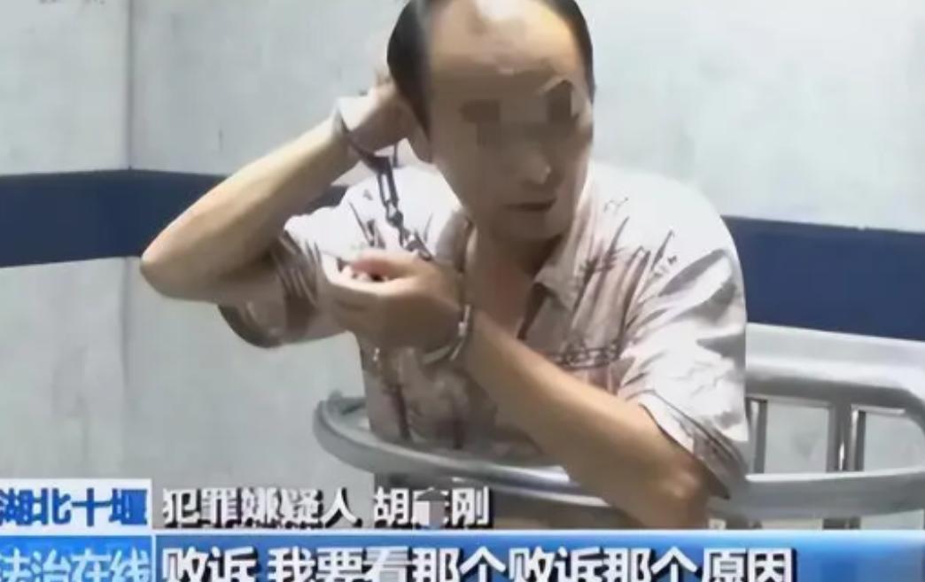 2015年，湖北一男子因为讨薪维权败诉后，在取法院判决回执单的时候，拿刀狠狠的刺