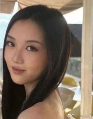 李嫣的兔唇“消失”了，窦靖童也“去掉”了虾线，一个自信美丽，一个清爽自然，姐妹俩