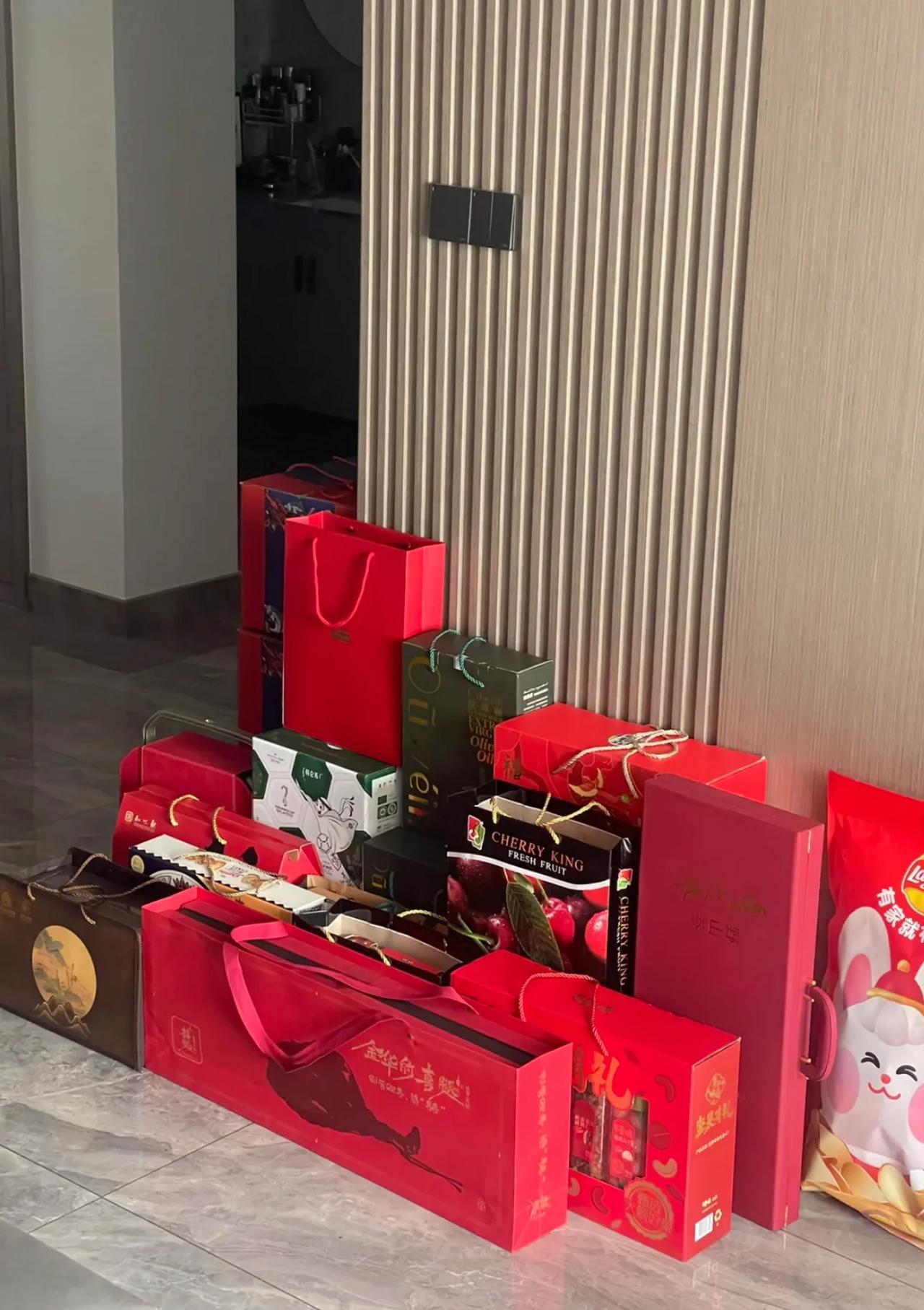 春节送长辈礼物清单：
送爸爸/公公/老丈人篇
1、飞天茅台/酱香型 53度X2—