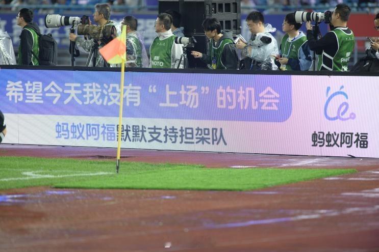 苏超唯一的团粉是担架队 蚂蚁阿福去年就在赞助担架队了，大家都在调侃说“史上最卑微