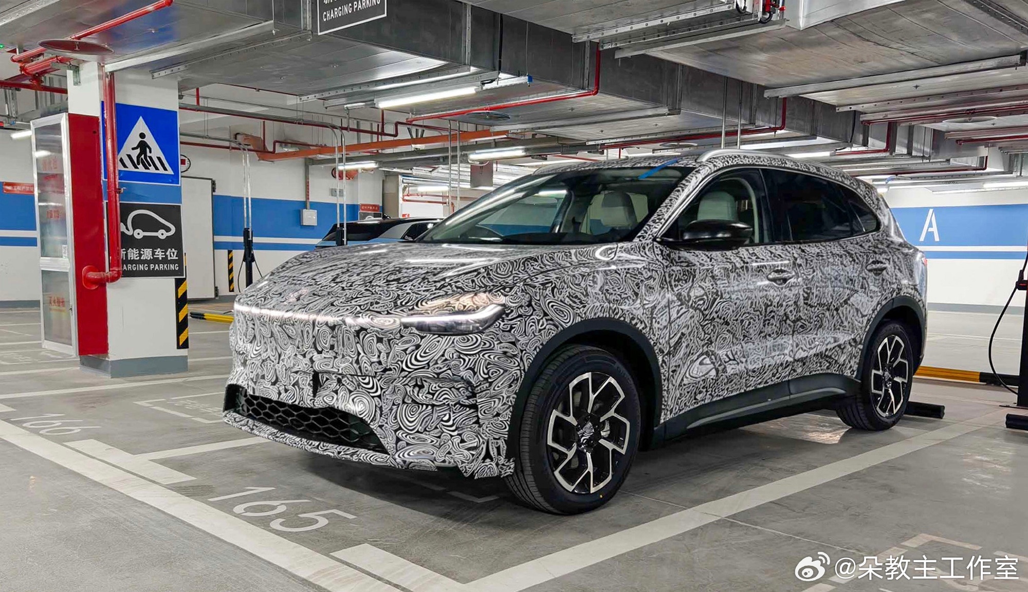 这难道是网传的MG4的SUV？看这路透图，用了传统门把手，尺寸整个比MG4大了一