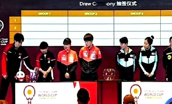 王楚钦递个纸条，直接被喊上交工资卡。

这事儿就是这么来的。王楚钦在场边随手递给