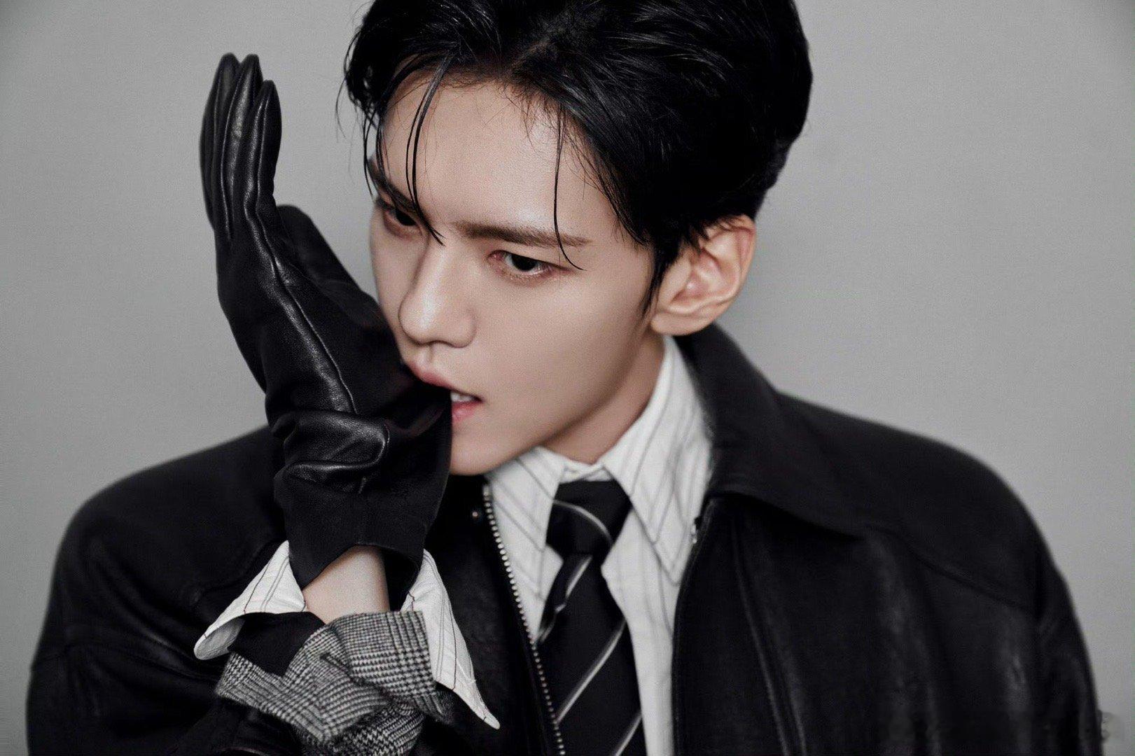 毕雯珺ELLE盛典出图毕雯珺的腿比我人生都长 这身材比例绝了！毕雯珺湿发搭配全黑