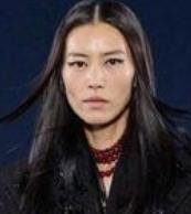 在2026年米兰时装周上，刘雯凭借出色的表现展现出强大气场，备受关注。
在TOD