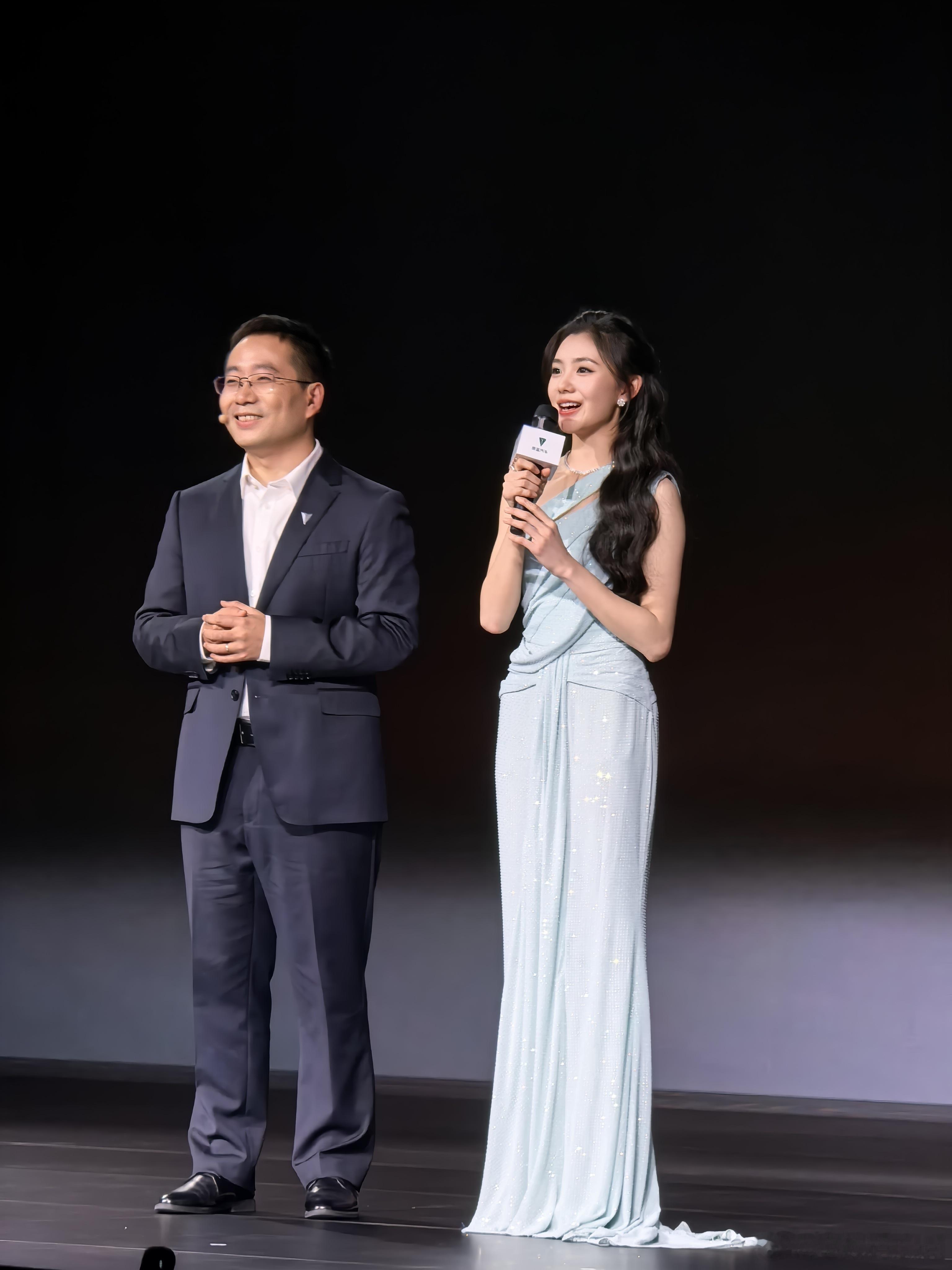 首销限时价13.29万起，深蓝L06正式发布~刘浩存来现场了好高好瘦好美！！！给