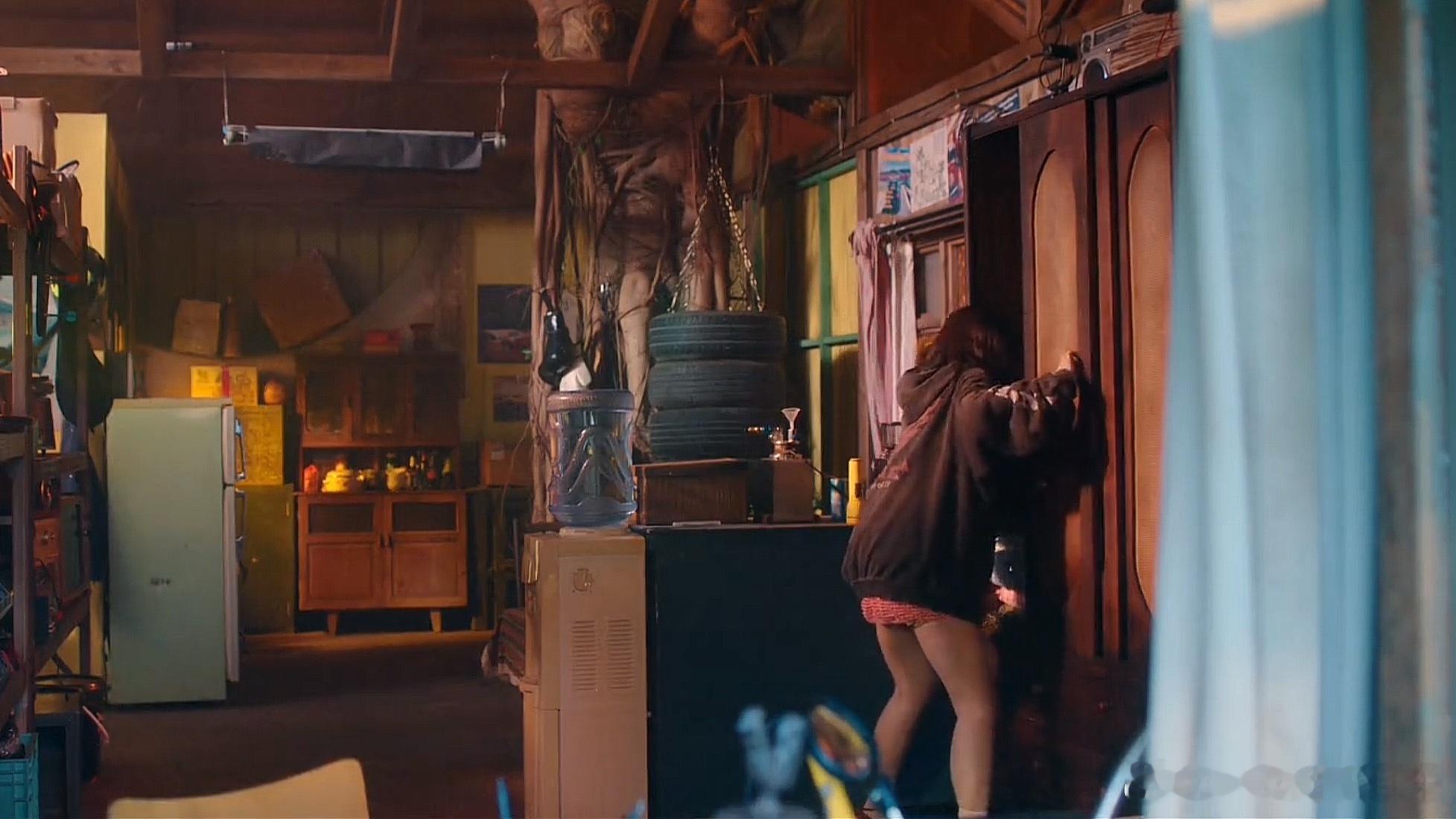 双轨女主的穿搭，总感觉她没穿裤子 