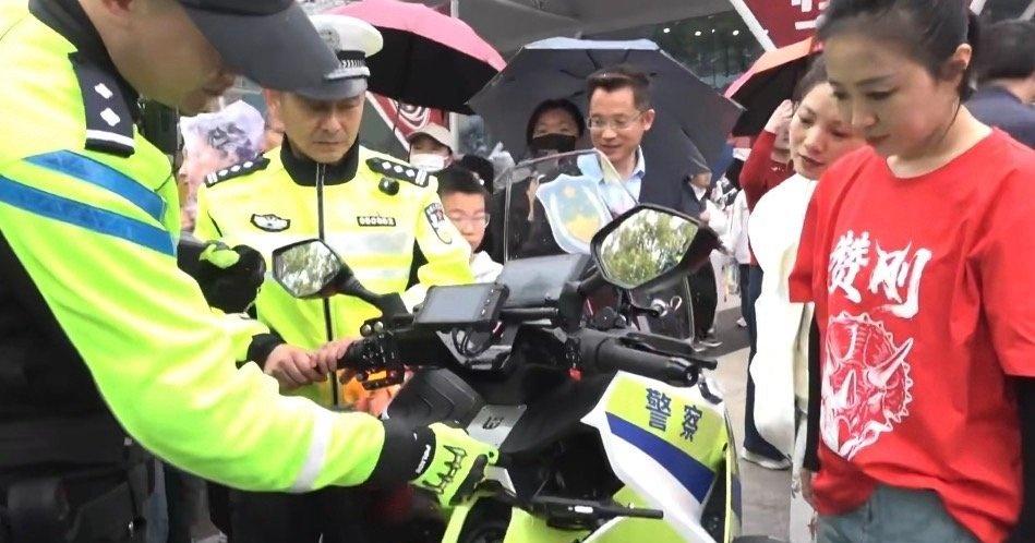 足球场边的新风景，常州铁骑骑着电摩执勤，动静小又灵活。散场后人流车流密集，他们疏