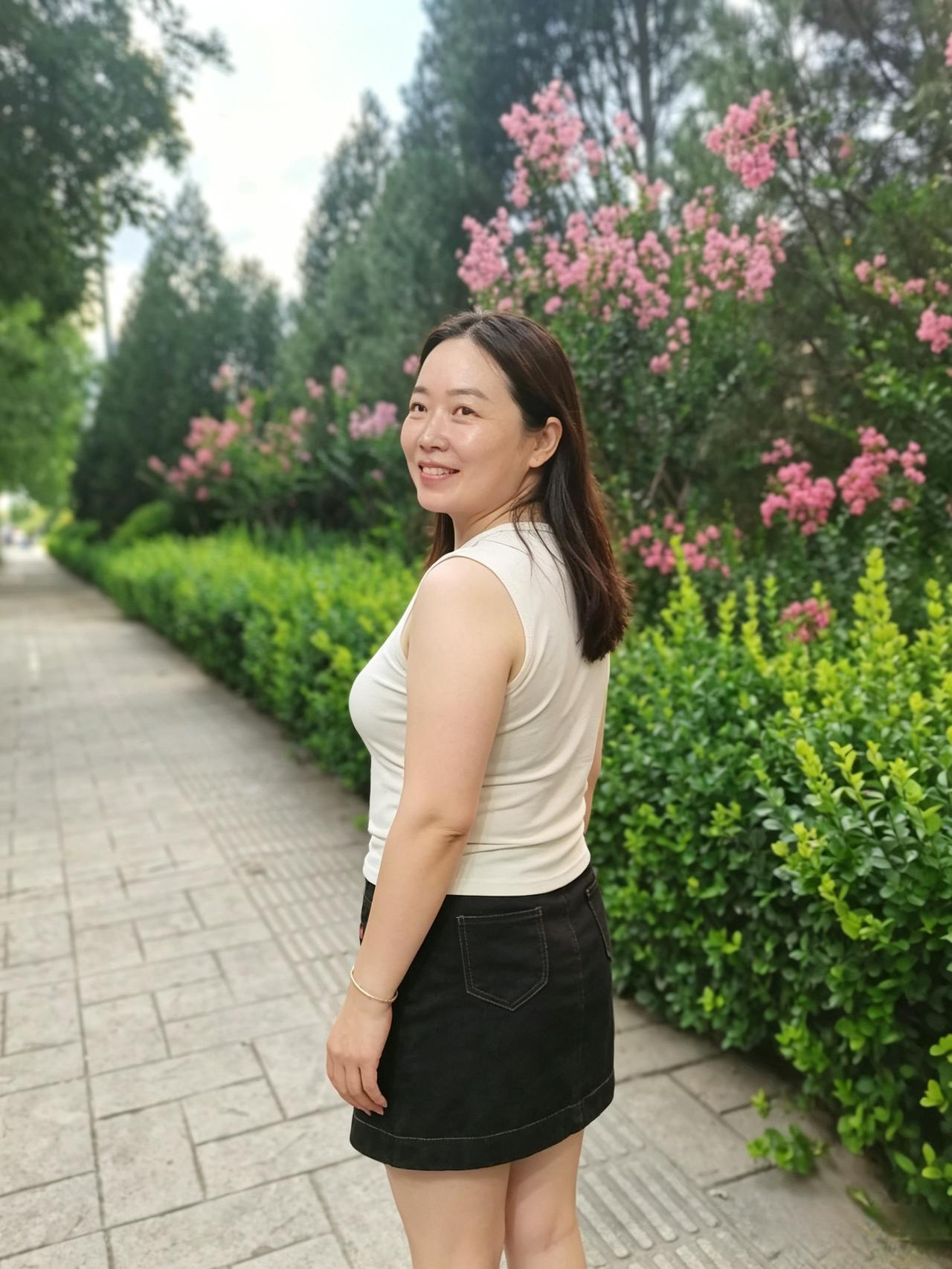 翠树层层映浅花，幽阶漫染晴霞。
从容笑意风中绽，不负人生好年华。