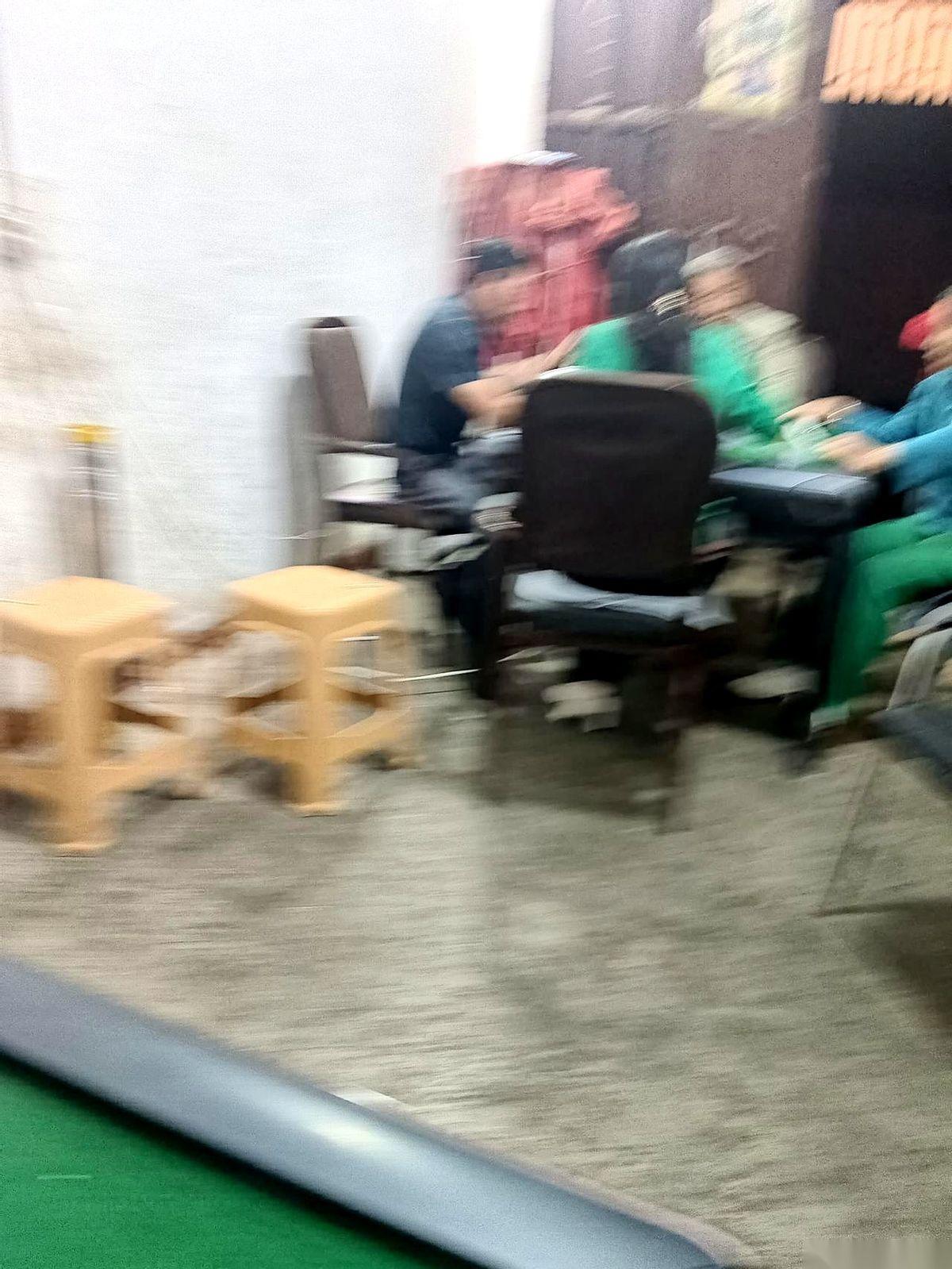 兜里最后一百块钱输光了，还得笑着摸出烟来，给赢家点上。
嘴里说着：“没事儿，打着