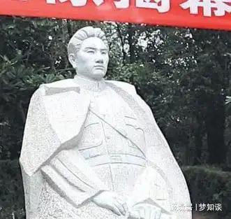 据资料记载，画面中的毛岸英唯一的一张回韶山祭祖的珍贵照片，这次祭祖意外收获，亲戚