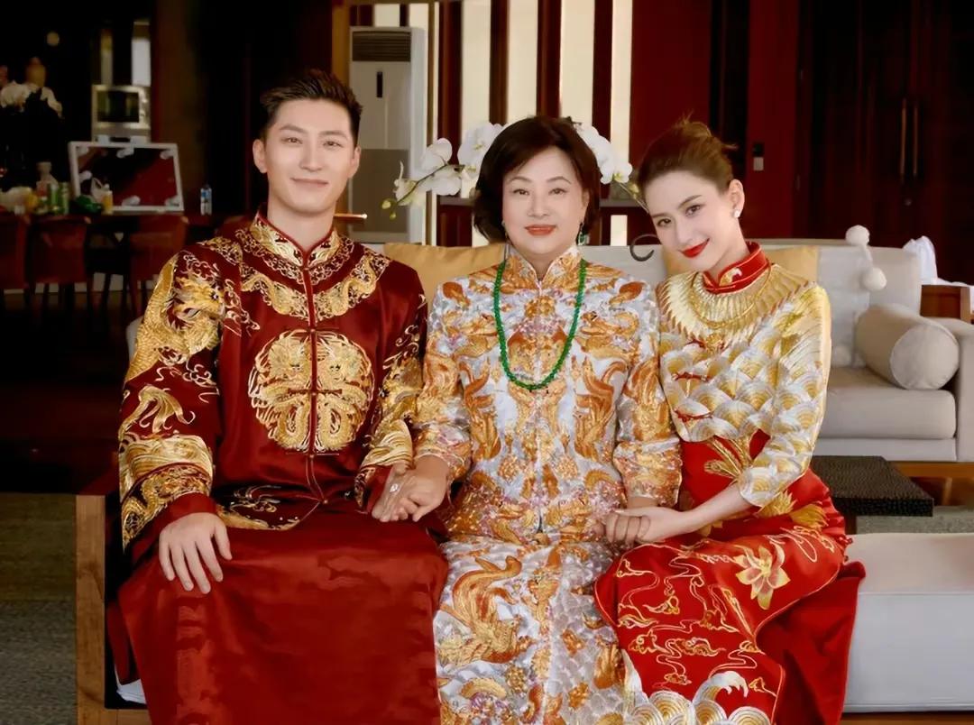 窦骁何超莲大婚，赌王三太陈婉珍被夸上热搜，穿金色旗袍，佩戴绿色珠宝项链，留着短发