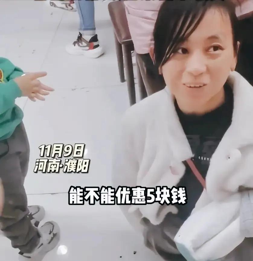 看哭了！残疾女子带孩子去淘气堡玩，抱着试一试的心态问：能不能便宜5块？谁知老板却