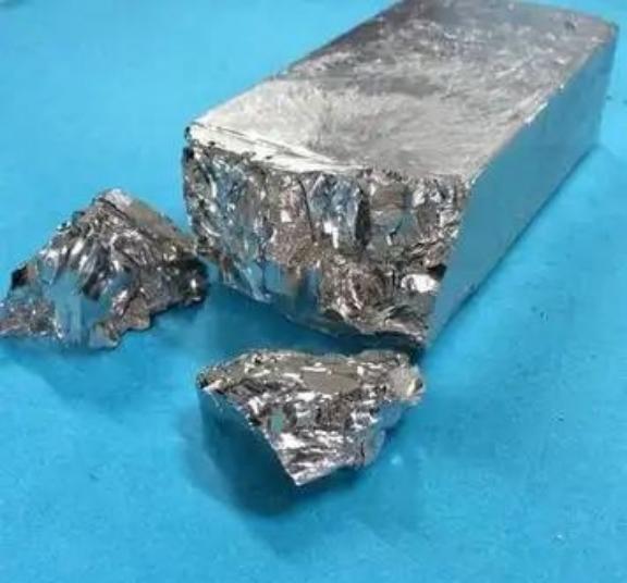 中国又悄悄关上了一扇更要命的门！在稀土还未撕完的时候，中国又加紧了另外一出口，而