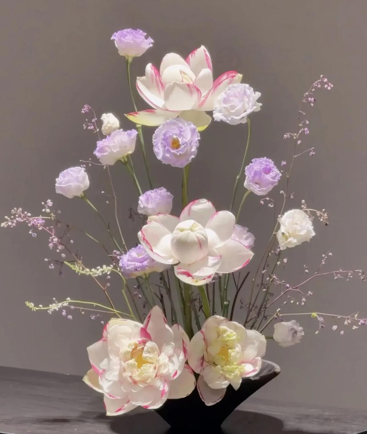 《采桑子·雨檐插花》
留些瘦骨玲珑意，数瓣微醺。
绿醒红颦。断却浮枝漫理尘。
