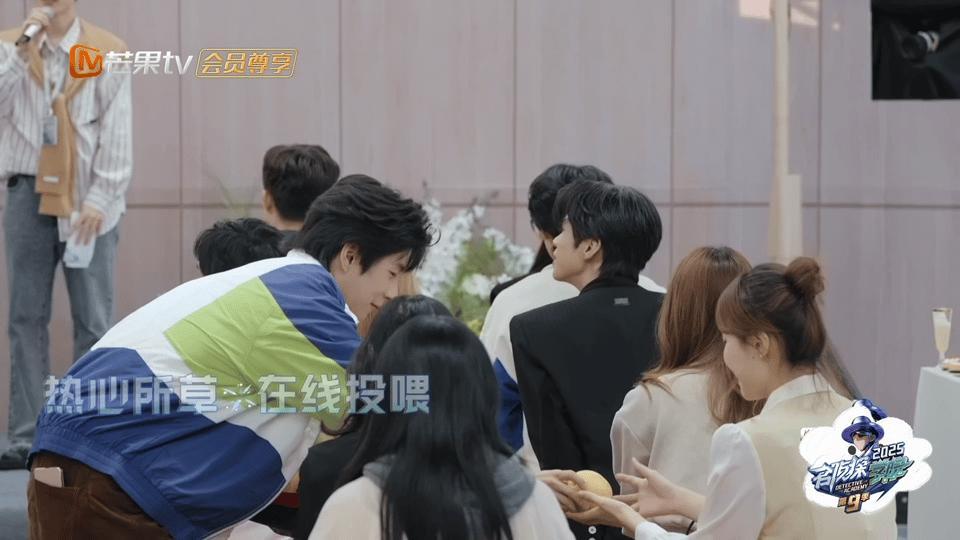 古有孔融让梨今有文韬分果 学霸情商也是满分！《名学9》年会赢了一桶水果，文韬立刻