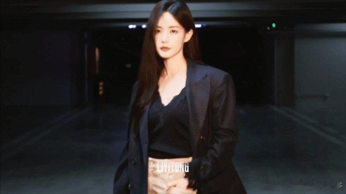 李一桐出发看秀 李一桐米兰出发妆造太对味！黑长直自然垂落肩头，西装穿出松弛气场，
