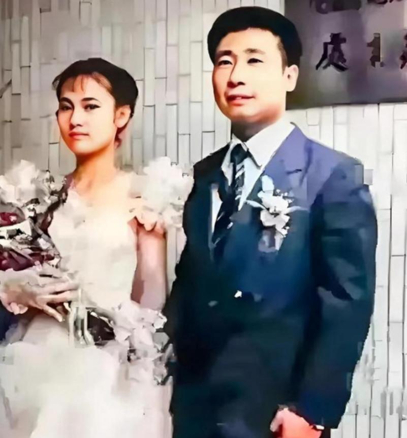 1983年，曾从大陆叛逃到台湾的飞行员王学成结婚了，婚礼上，王学成笑得非常开心，