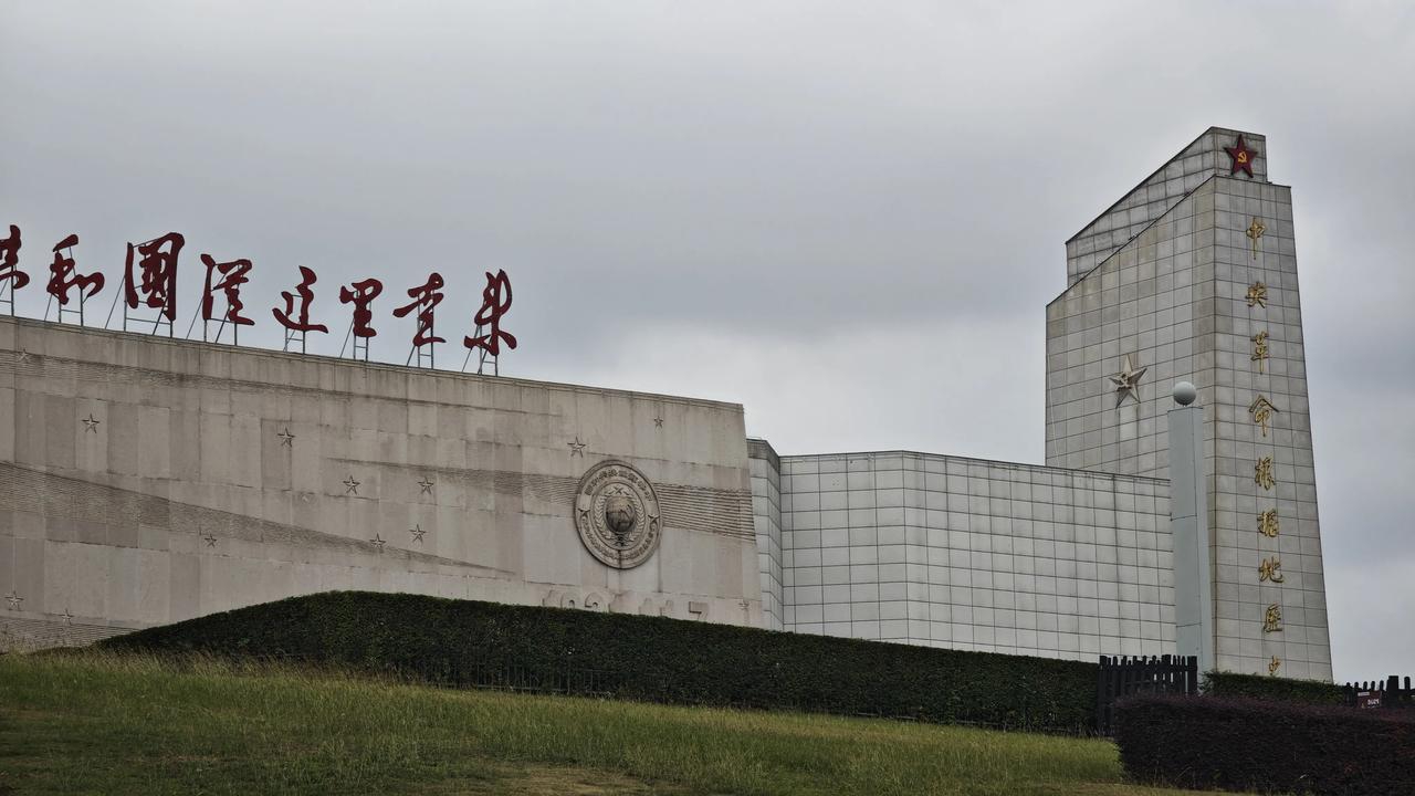 
走进中央革命根据地历史博物馆
中央革命根据地，

红色政权发展起，

唤醒工农