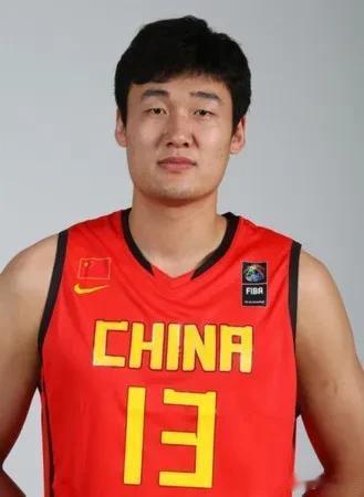广东名宿“糙汉”苏伟 职业生涯数据！！！
2006 3分 广东
2007 2.7