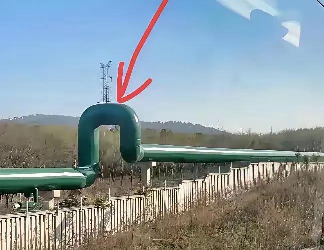 有没有学水利水电工程的同学，出来科普一下，为什么这管道要设计为弯管?