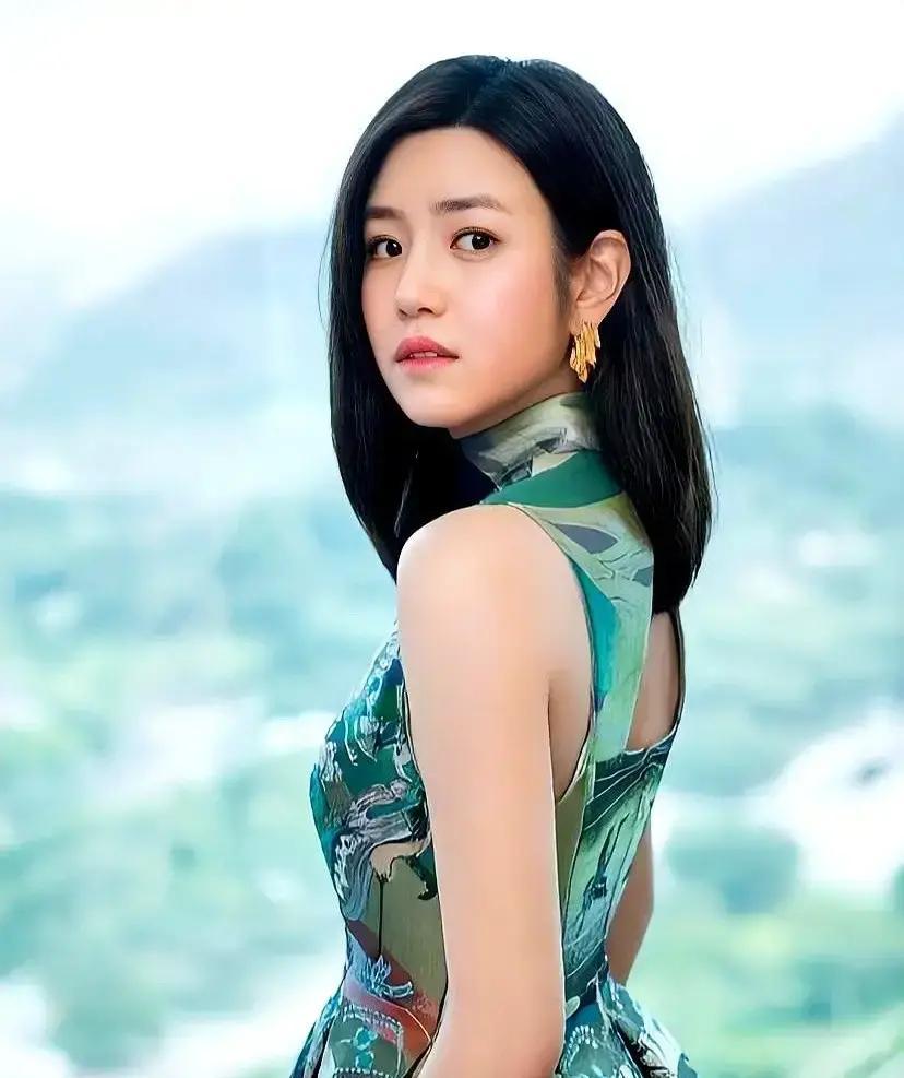 别再叫陈妍希"沈佳宜"了——这个37岁的女演员，早把行业规则玩明白了。
 
你看