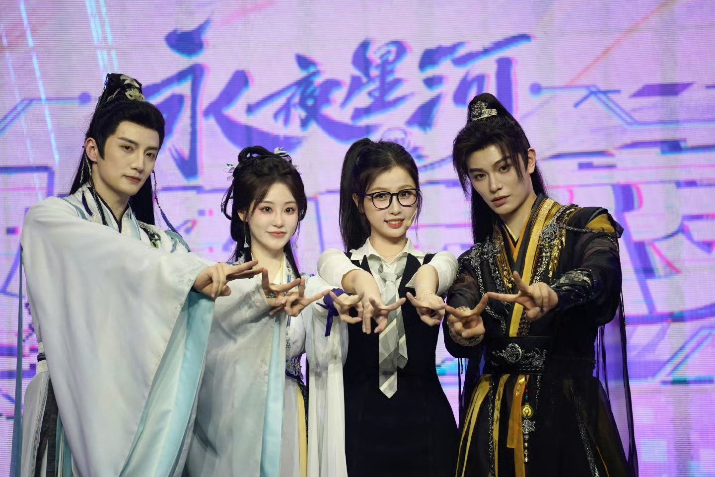 #只有虞书欣穿古装# 只有虞书欣穿现代装🆚只有虞书欣穿古装你们真的好会玩哈哈哈