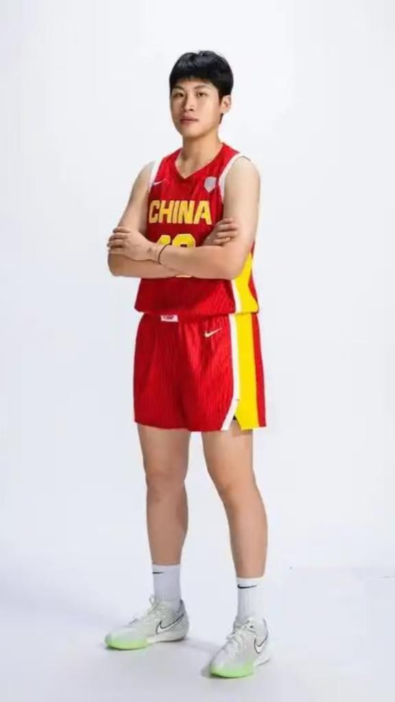 陈明伶，2000年生于广东湛江，中国女子篮球运动员，身高1.92米，司职中锋、大