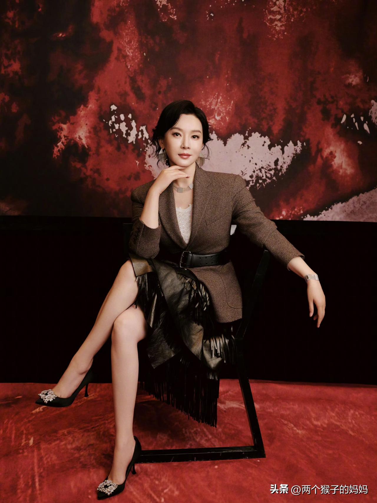 当年陈数为了演好《倾城之恋》的白流苏，专门去学了三个多月的旗袍仪态，连走路时旗袍