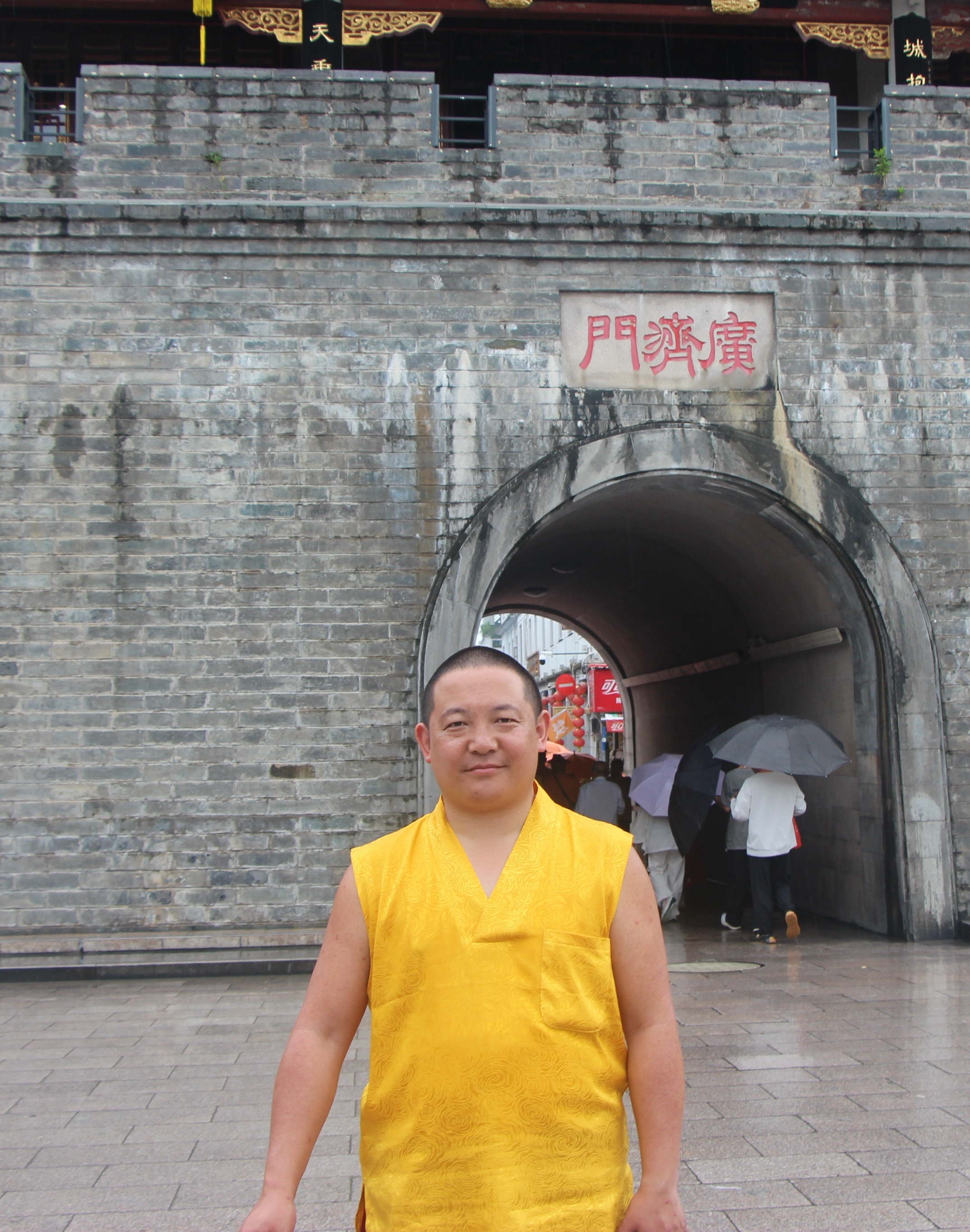 要懂得为善必昌，一个人只要善良一定繁荣昌盛。 明珠佛学院降央登批师父爱国爱教民族